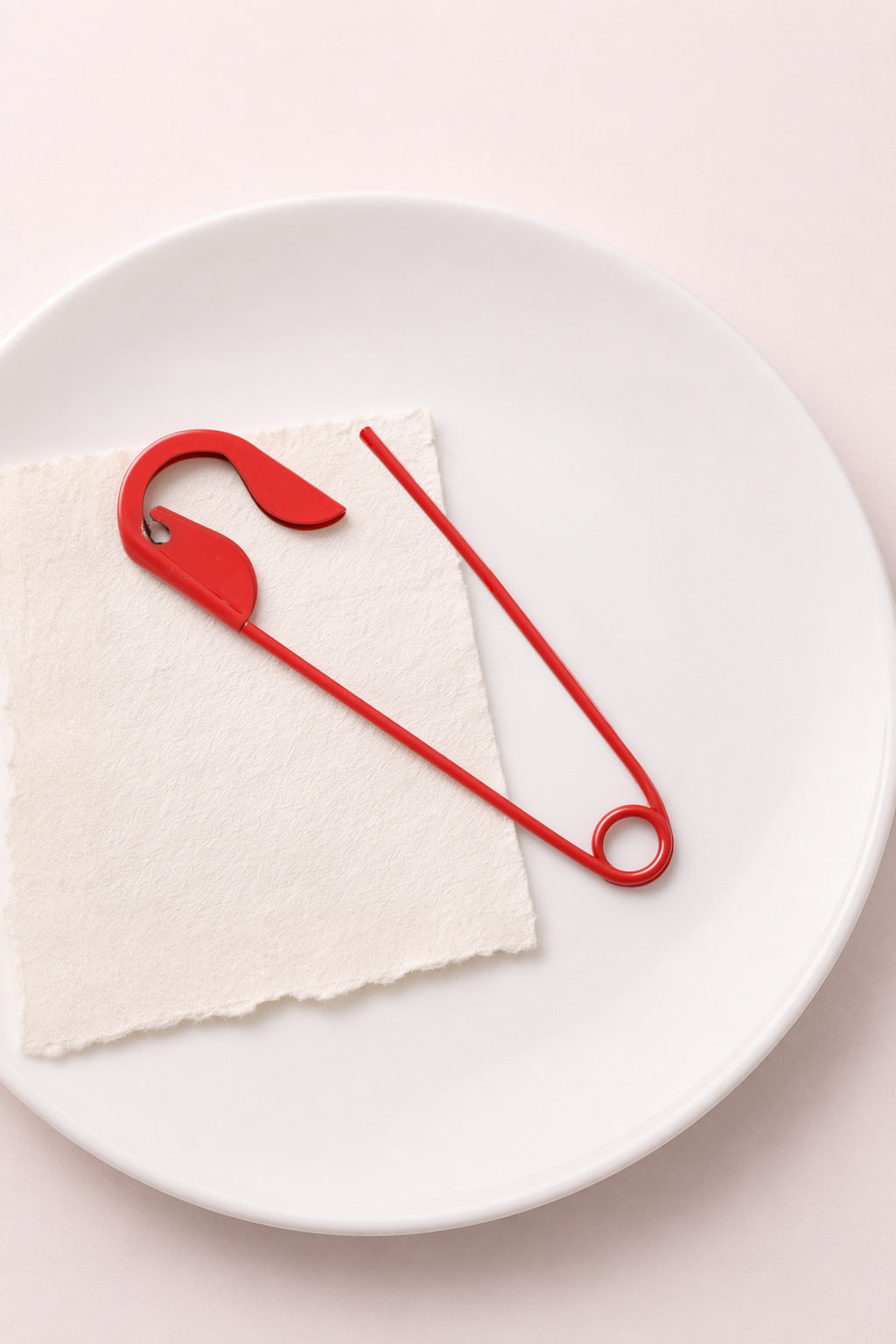 🎁 Contemporary Safety Pin Hair Clip | Stylika - Red