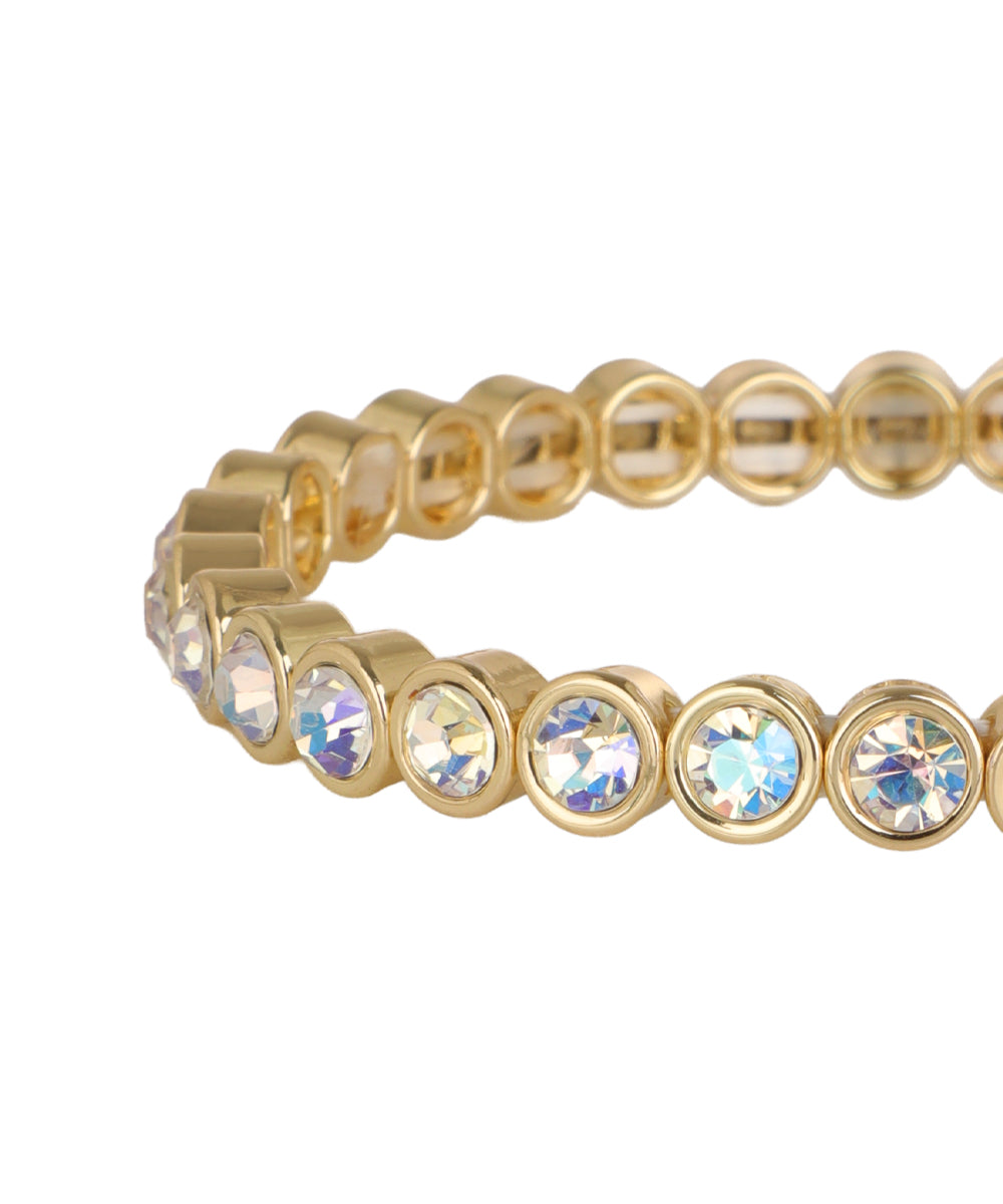 Circular bangle with a slender minimalist silhouette
