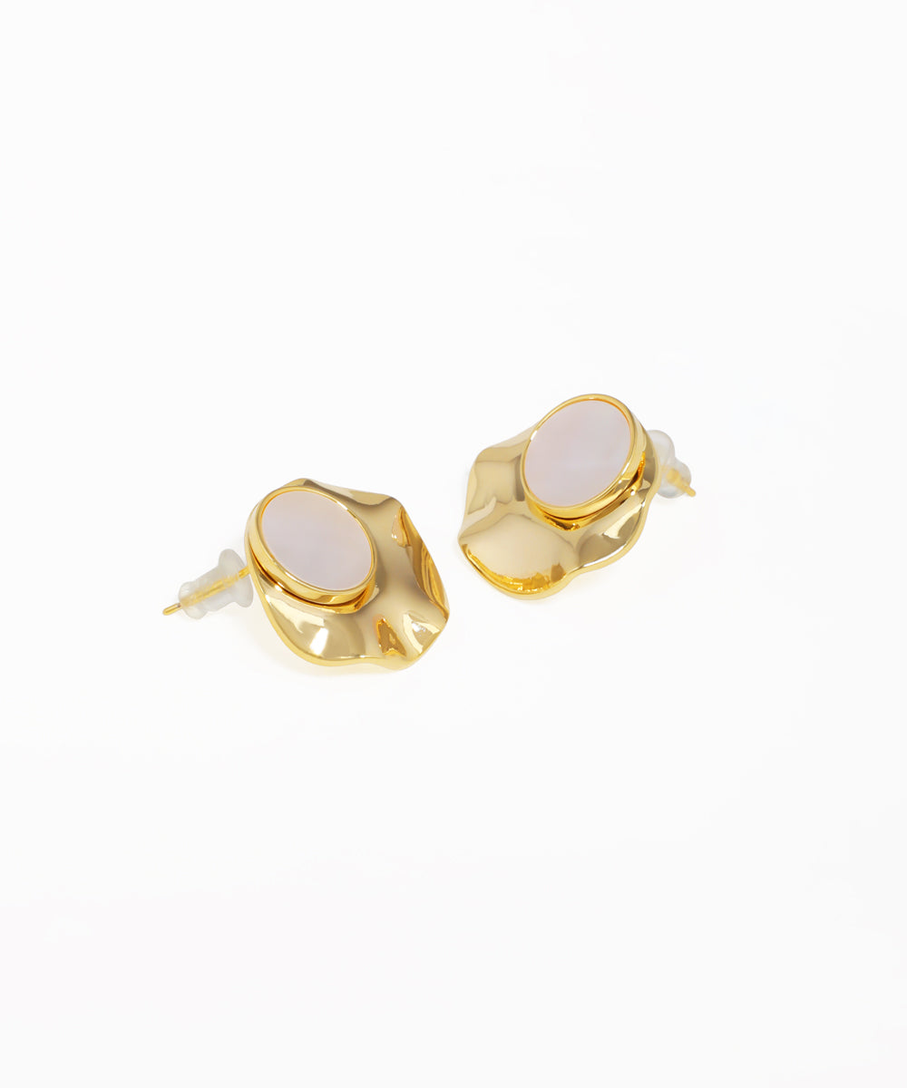 Gold wavy disc stud earrings featuring polished oval detailing
