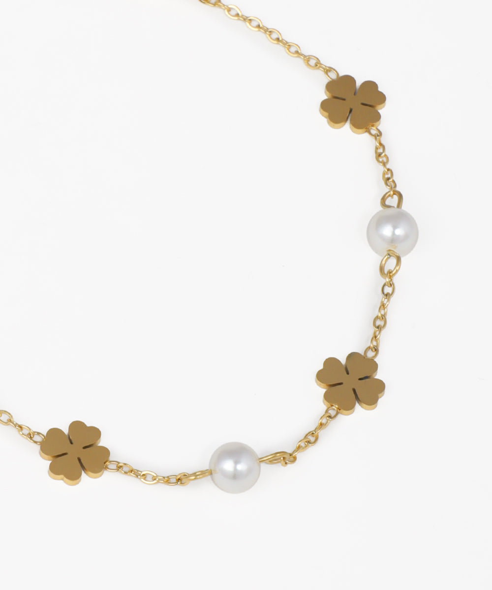 Delicate Clover Charm Bracelet with Pearl Accents | Stylika