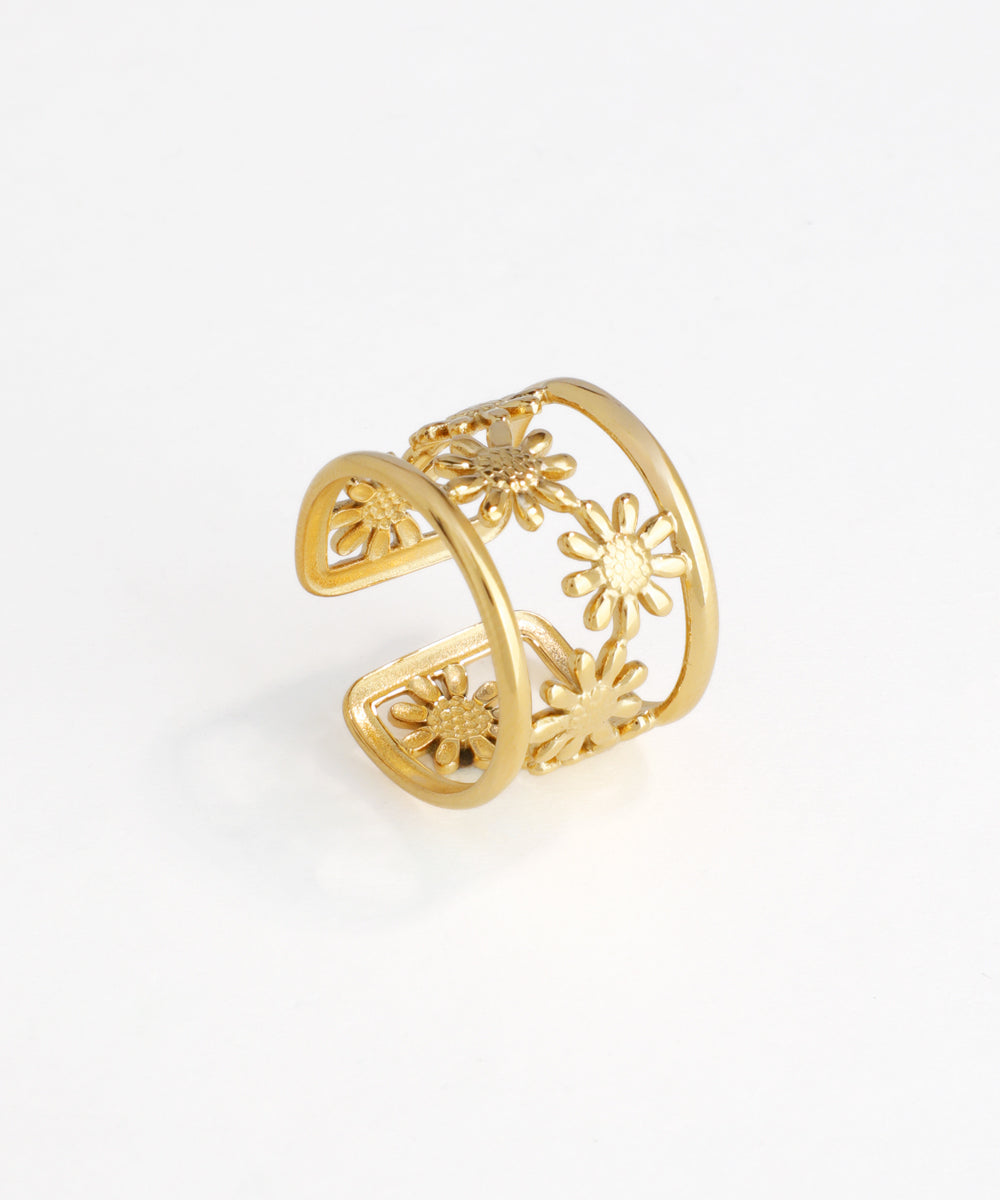 Gold-tone openwork ring with daisy flower cut-out pattern