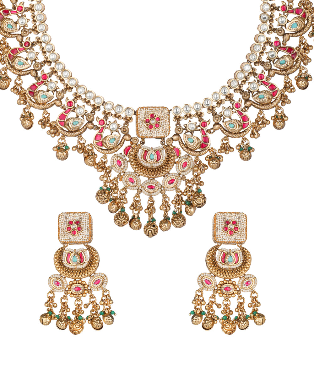 Traditional necklace set with a curved fringe silhouette