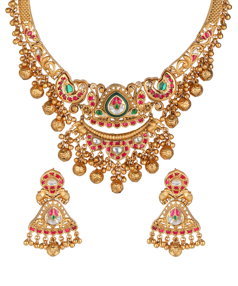 Traditional necklace set with a layered curved silhouette