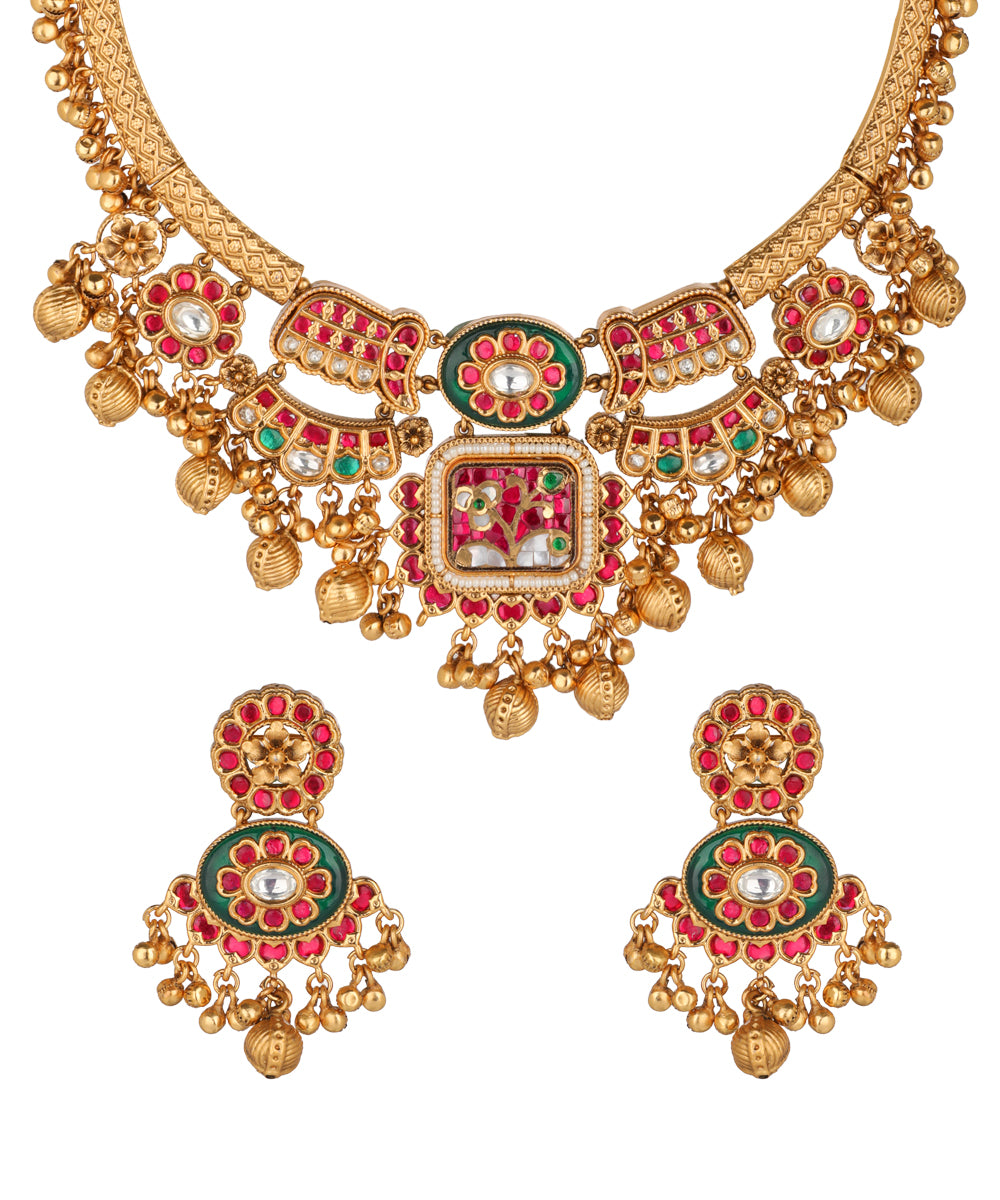 Layered necklace set with a wide curved silhouette