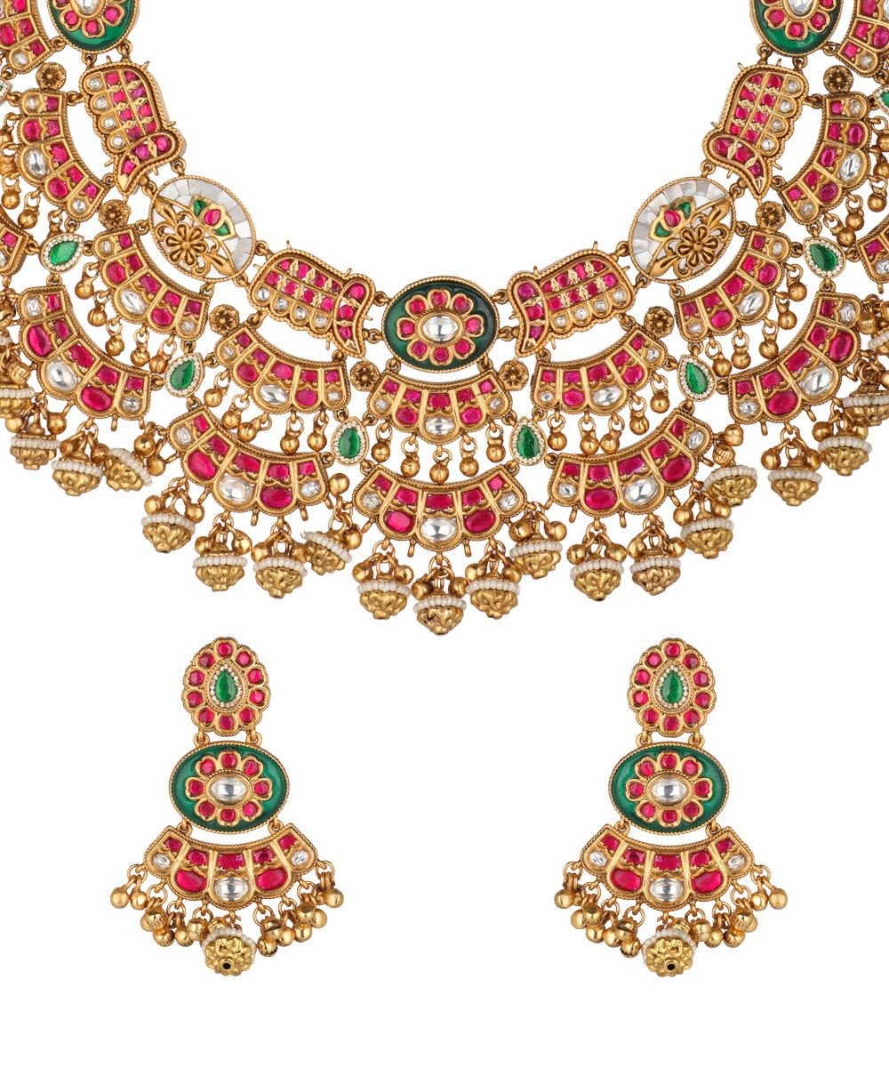 Bib silhouette necklace with multi-tiered structure