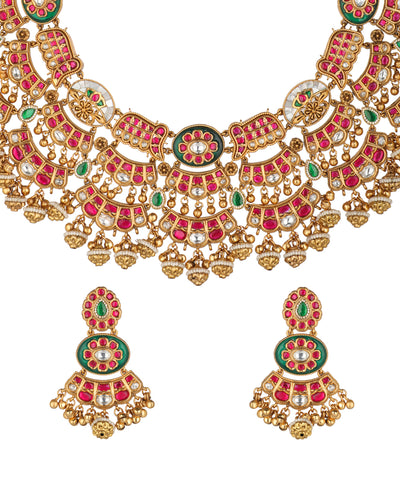 Bib silhouette necklace with multi-tiered structure