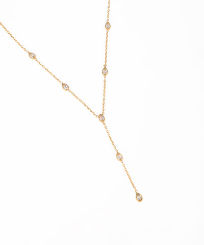 Delicate lariat necklace with sparkling crystal drops and gold-tone chain