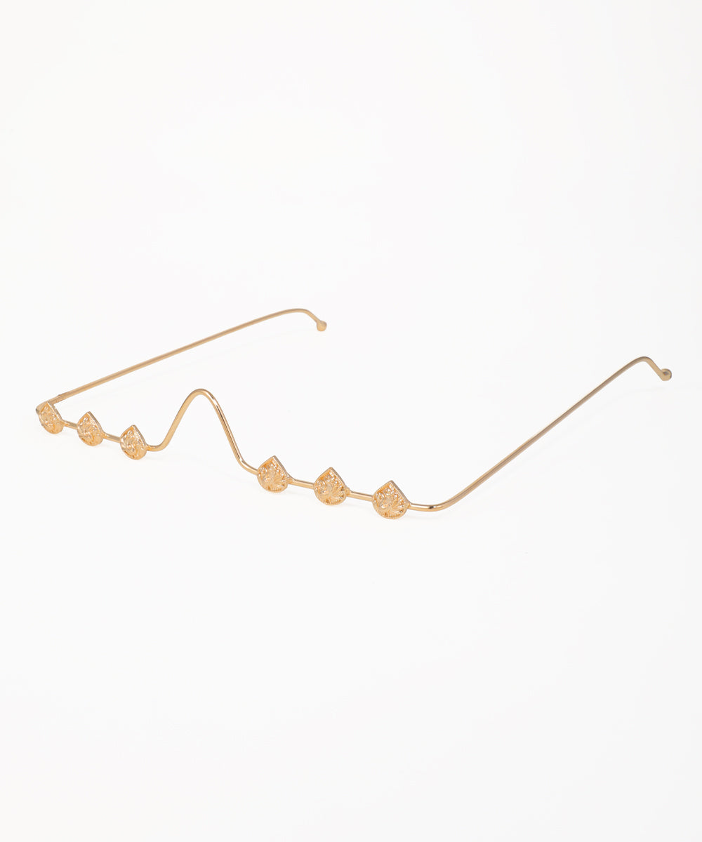 Ornate motif facelet with intricate teardrop details and curved silhouette