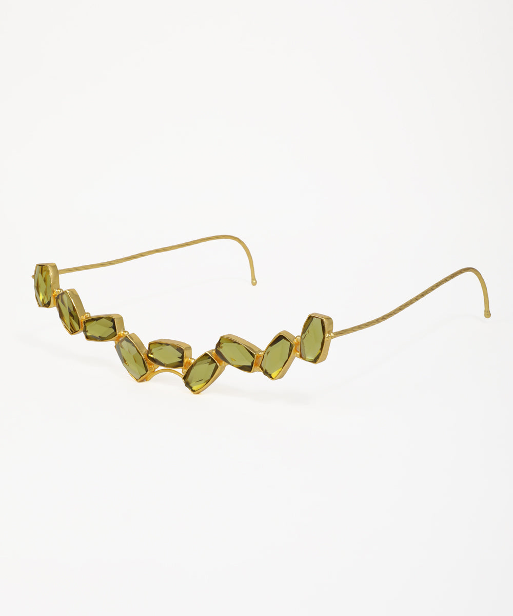 Modern facelet with faceted green gemstone links and minimalist design