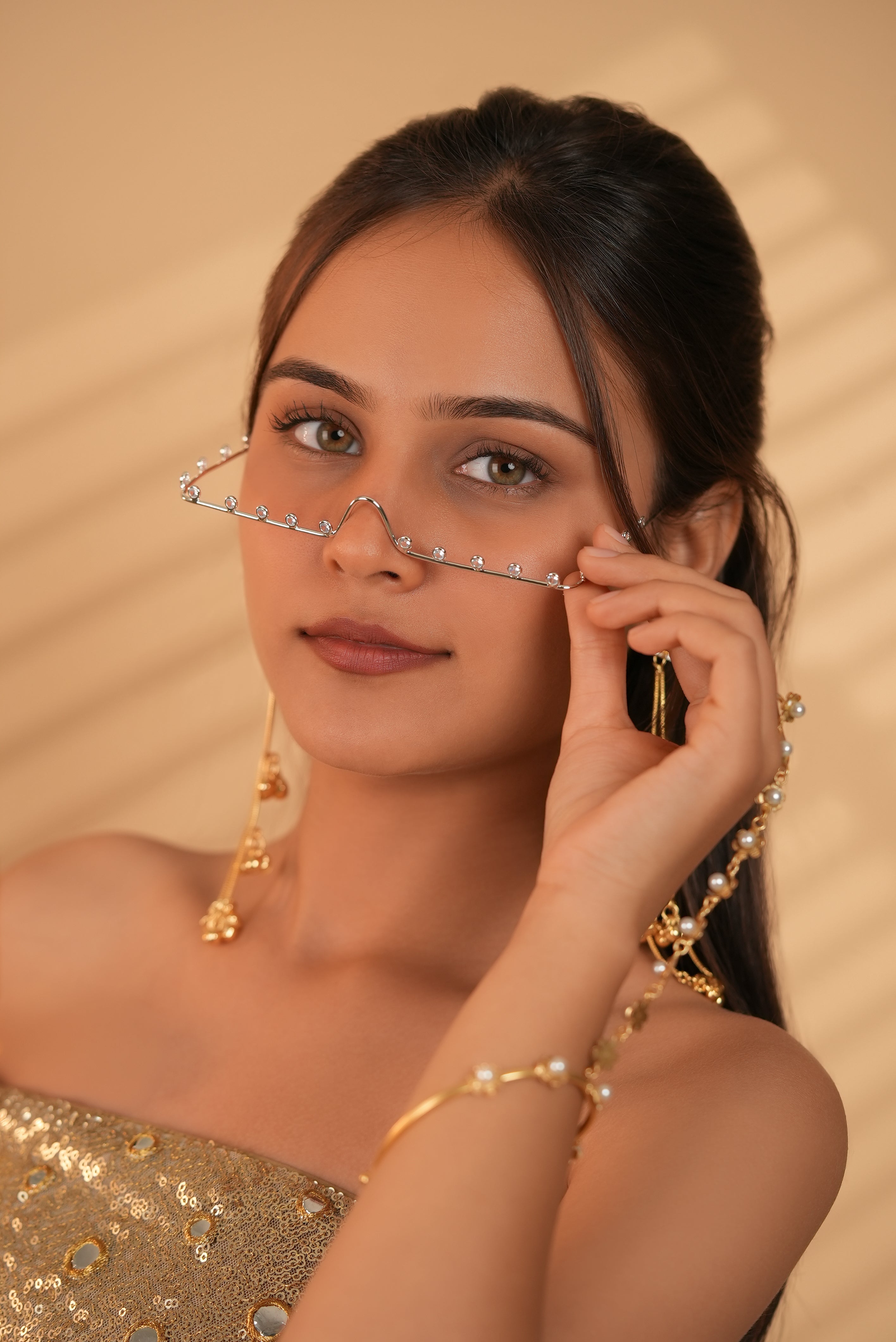 Fashion-Forward Wavy Outline Detail Facelet | Stylika