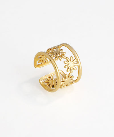 Gold-tone openwork ring with daisy flower cut-out pattern